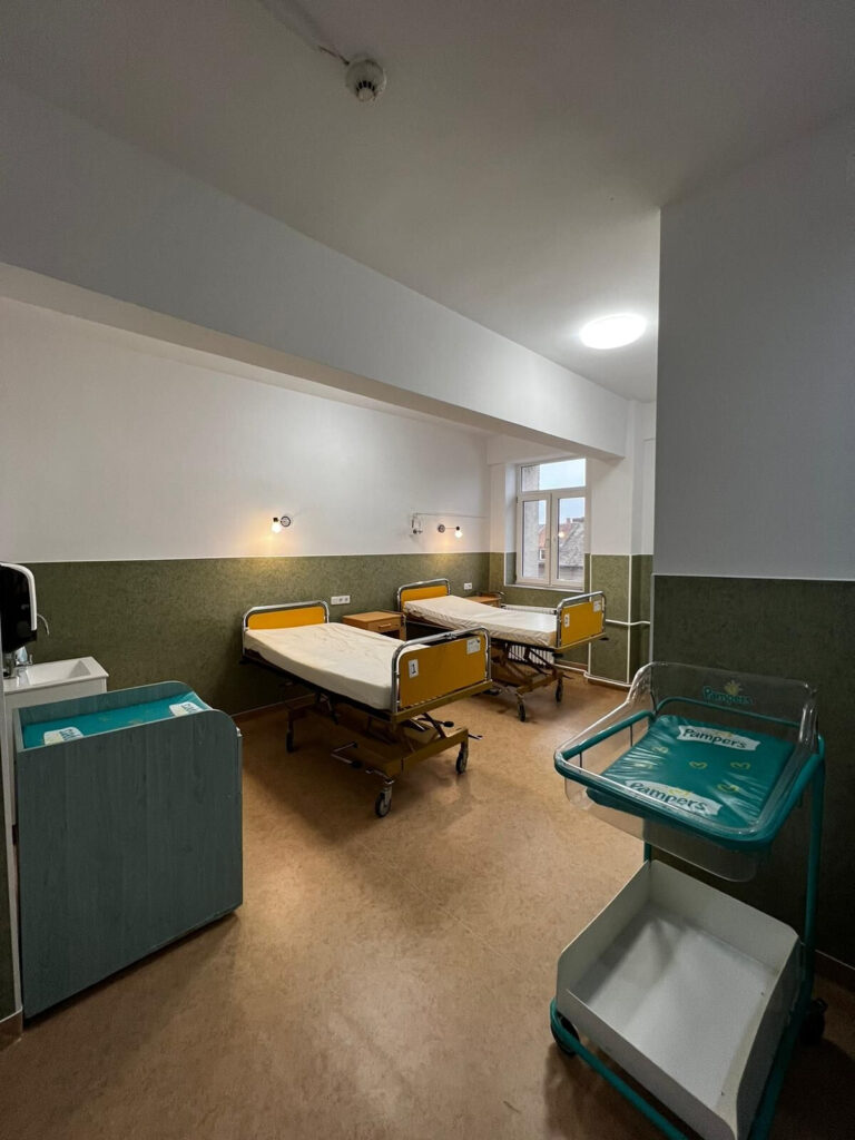 O doctoriță a renovat și a modernizat unul dintre saloanele de la SCJU Arad doctorita