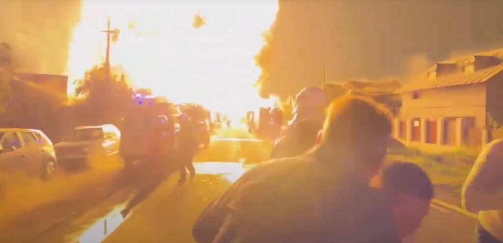 Explozie la Crevedia – 26 de pompieri au fost răniți în a doua explozie, produsă în timpul intervenției la stația de GPL la care avusese loc o primă explozie după amiază