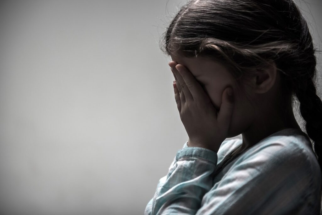 Salvați Copiii România solicită imperativ reconsiderarea dispozițiilor Codului Penal care incriminează actul sexual cu un minor sub 16 ani: cauza de impunitate de 5 ani este excesivă și creează condițiile abuzurilor sexuale Abuzul sexual