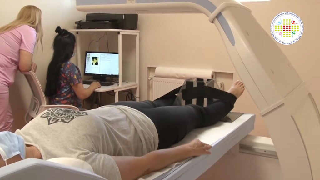 Osteodensitometria – investigația care ne dă informații despre sănătatea oaselor și riscul producerii unor fracturi. Tehnica de evaluare imagistică permite stabilirea densității și rezistenței osoase Dexa